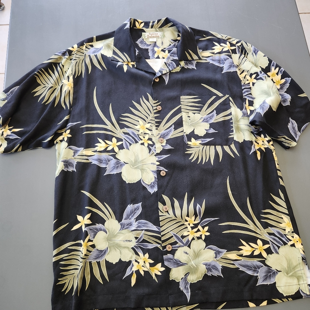 Tommy Bahama 100% Silk Shirt Mens M Black Floral Hawaiian Short Sleeve Tropical